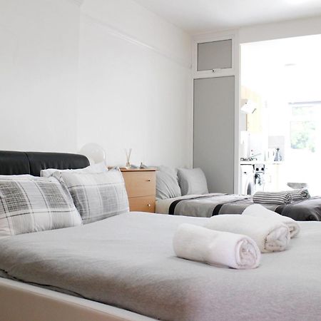 Large Studio Garden Flat On Golders Green Road Лондон Екстер'єр фото