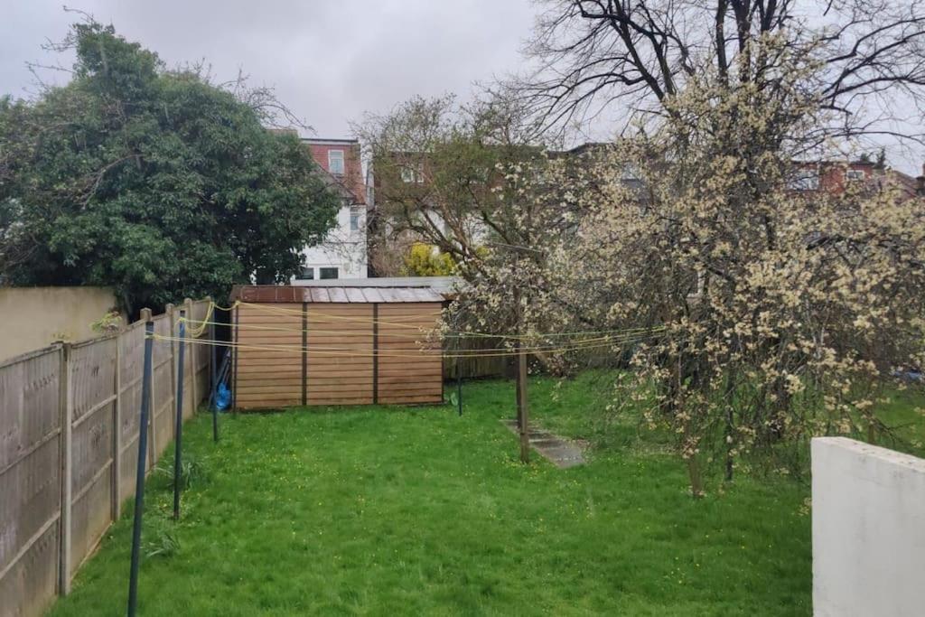 Large Studio Garden Flat On Golders Green Road Лондон Екстер'єр фото