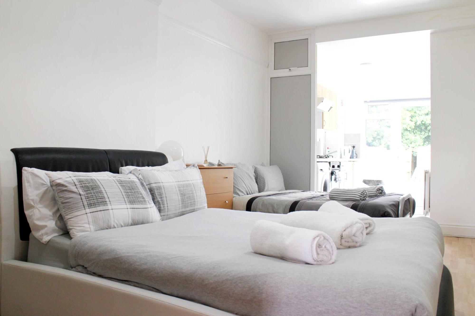 Large Studio Garden Flat On Golders Green Road Лондон Екстер'єр фото