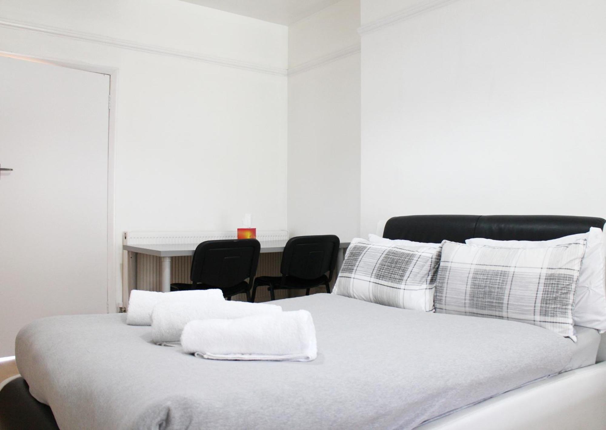 Large Studio Garden Flat On Golders Green Road Лондон Екстер'єр фото