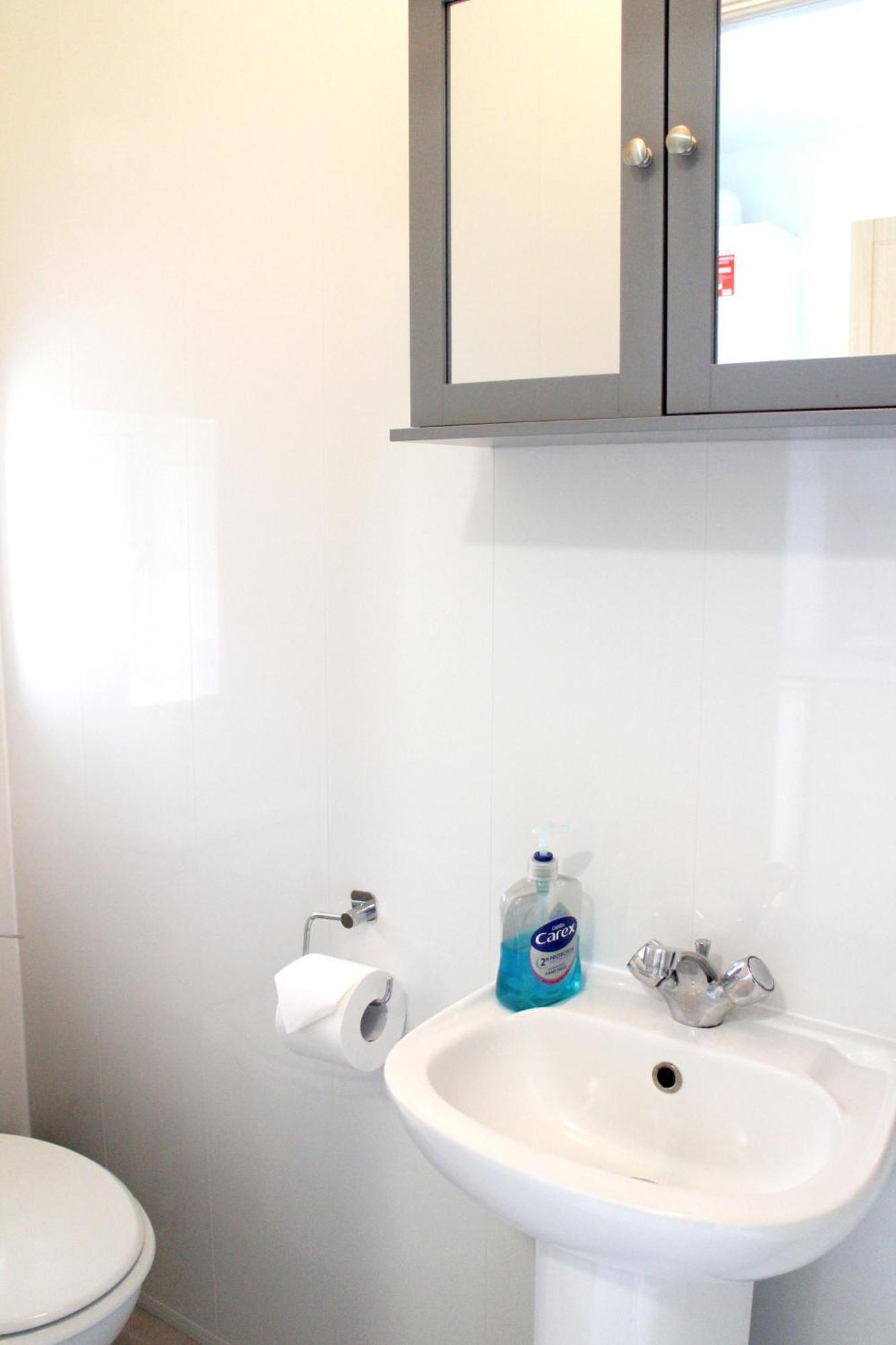 Large Studio Garden Flat On Golders Green Road Лондон Екстер'єр фото