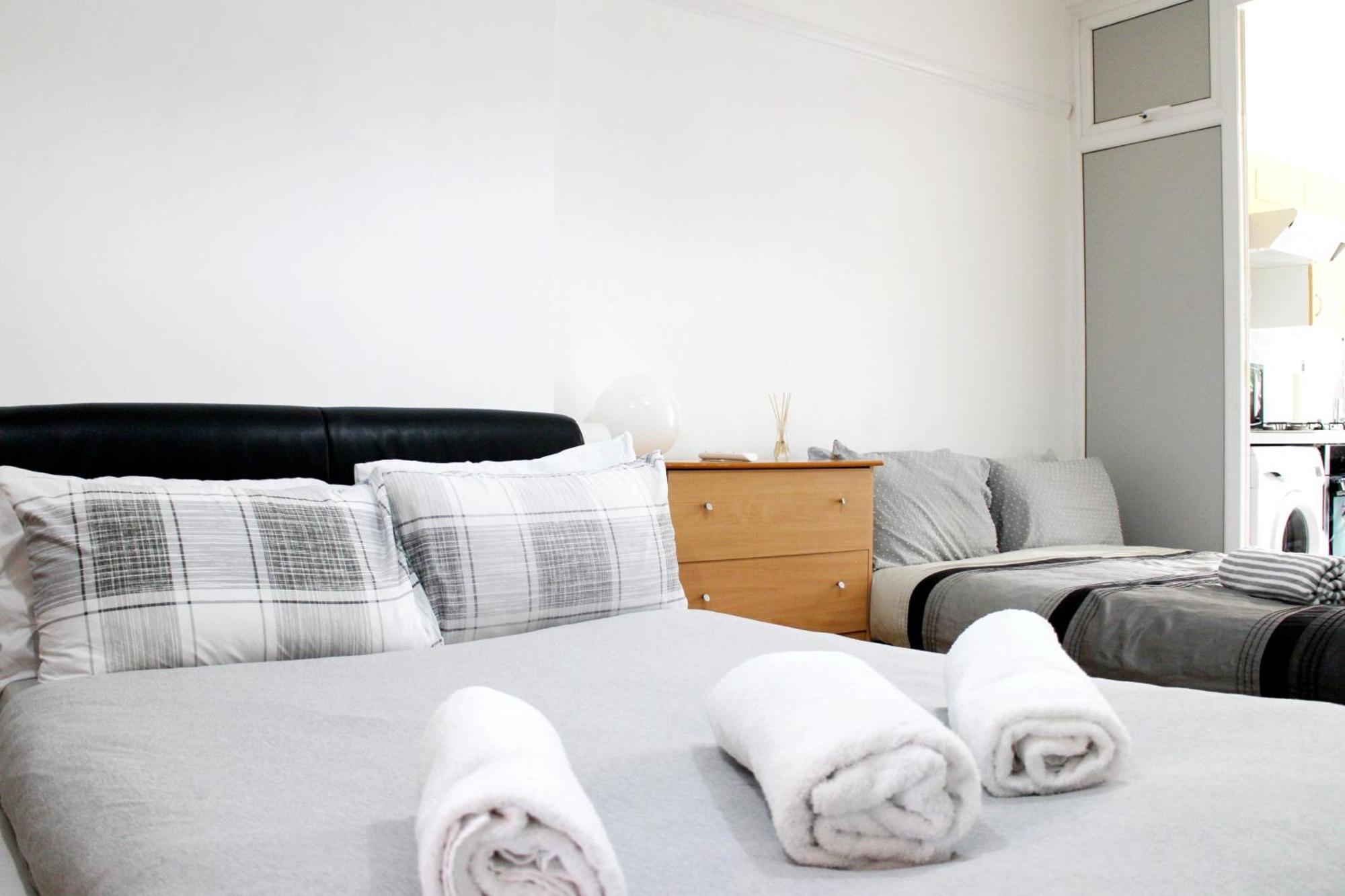 Large Studio Garden Flat On Golders Green Road Лондон Екстер'єр фото