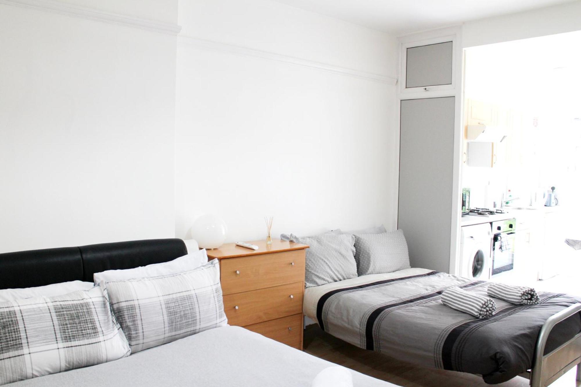 Large Studio Garden Flat On Golders Green Road Лондон Екстер'єр фото
