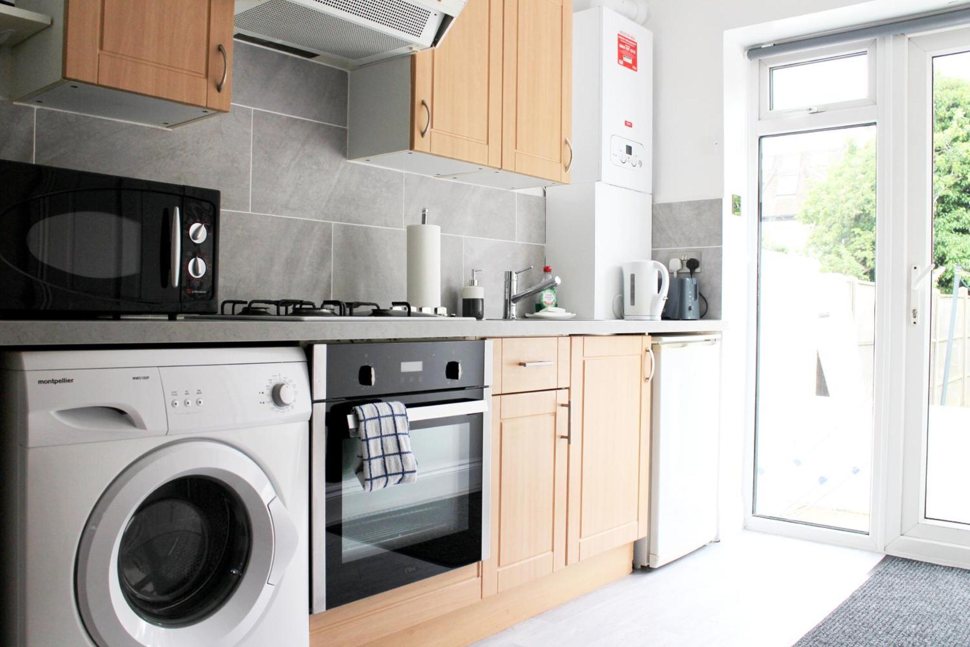 Large Studio Garden Flat On Golders Green Road Лондон Екстер'єр фото