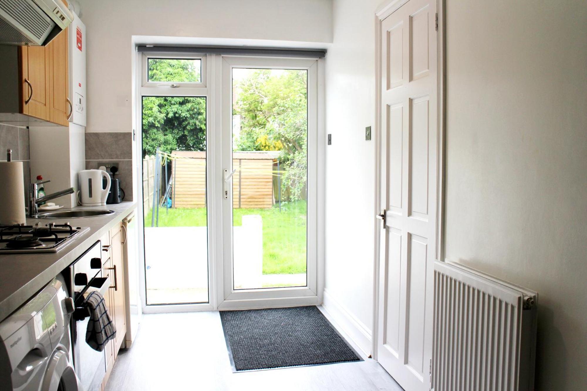 Large Studio Garden Flat On Golders Green Road Лондон Екстер'єр фото